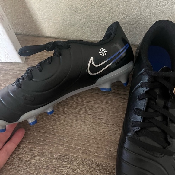 Nike Tiempo size 7. Like new, only worn once for nine minutes! Soccer cleats. - Picture 2 of 9